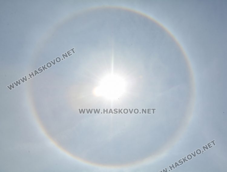 Слънчево хало се образува над Хасково