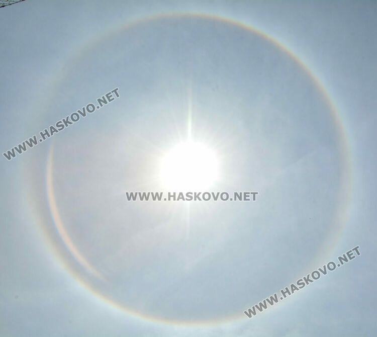 Слънчево хало се образува над Хасково