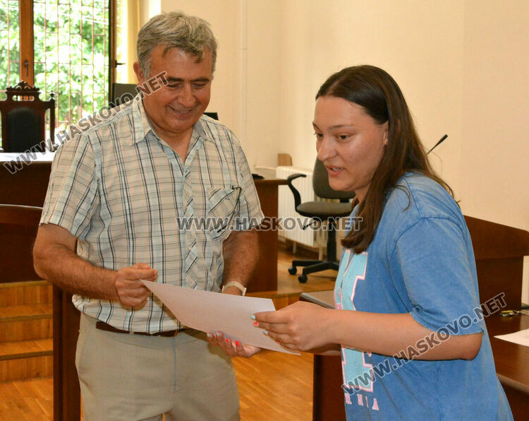 Съдии от Хасково отличиха ученици от Езиковата за партньорство и есе по право