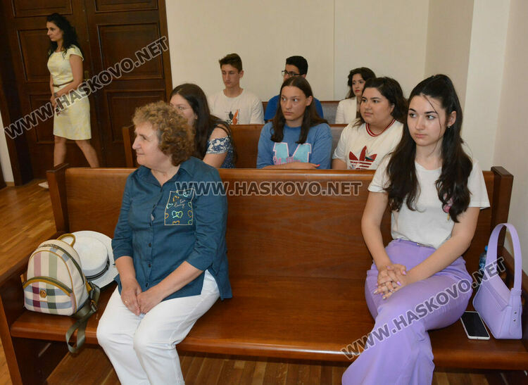 Съдии от Хасково отличиха ученици от Езиковата за партньорство и есе по право