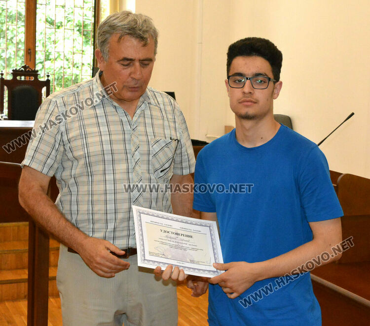 Съдии от Хасково отличиха ученици от Езиковата за партньорство и есе по право