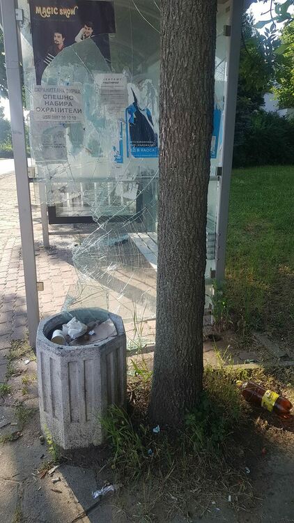 Вандалите в Кърджали посегнаха и на автобусна спирка