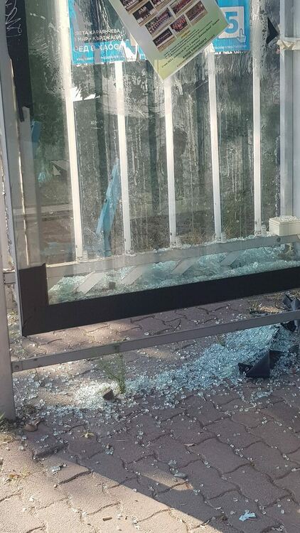 Вандалите в Кърджали посегнаха и на автобусна спирка