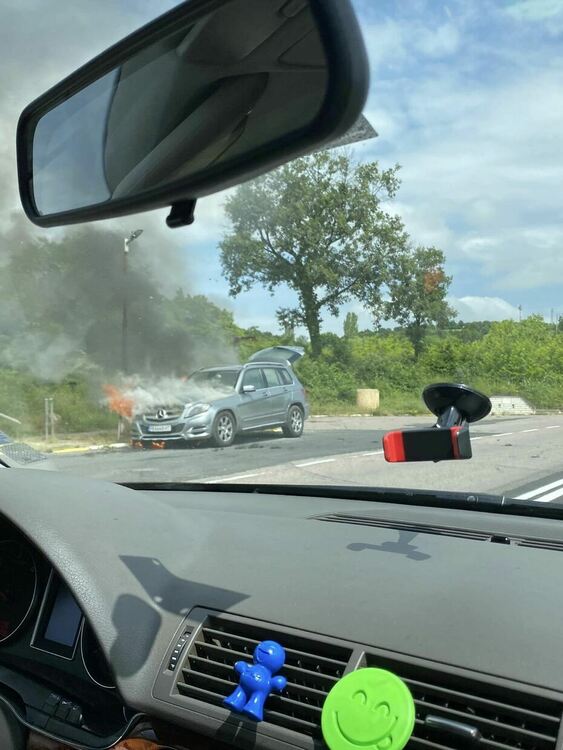 Мерцедес се запали преди половин час в близост до КПП „Чилик”