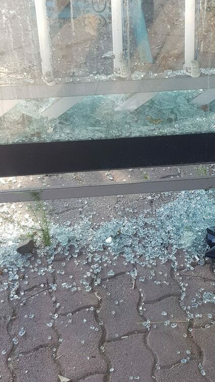 Вандалите в Кърджали посегнаха и на автобусна спирка