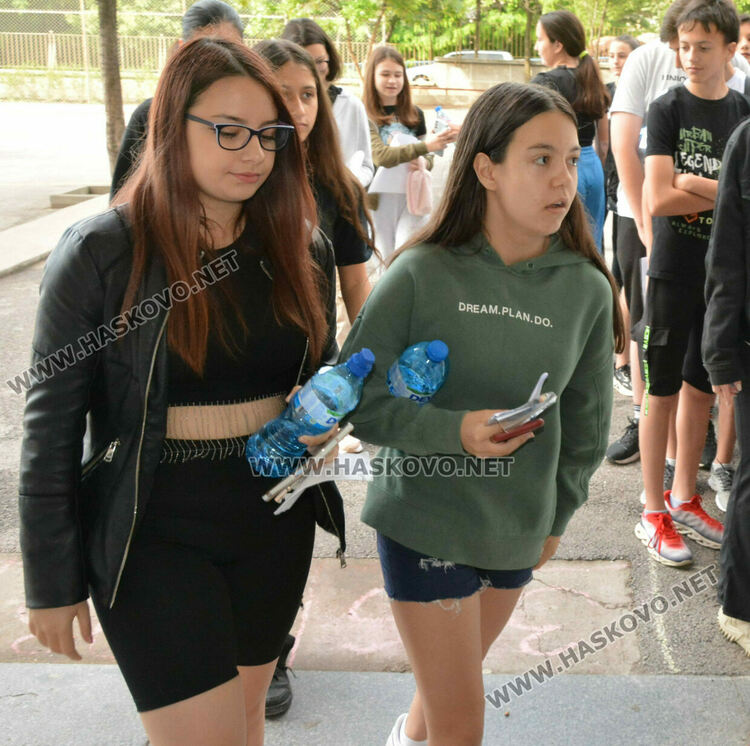 Учениците от 7 и 10 клас отново в училище за Националното външно оценяване по математика