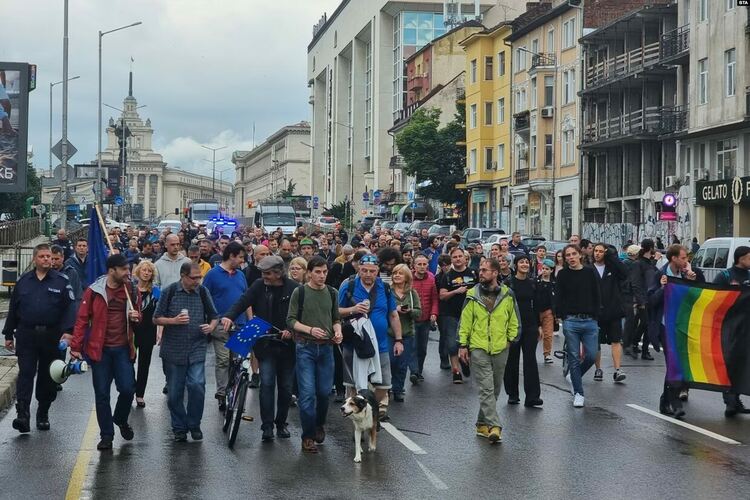 "България е ЕС. България е НАТО." Протест срещу "Възраждане" и Радев се проведе в София