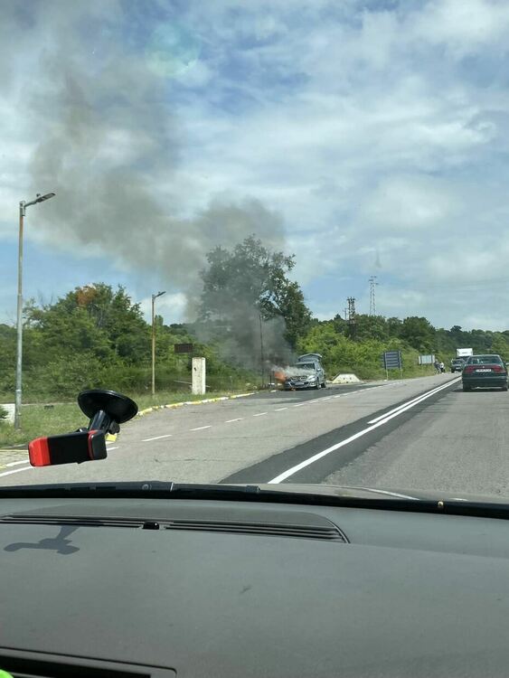 Мерцедес се запали преди половин час в близост до КПП „Чилик”