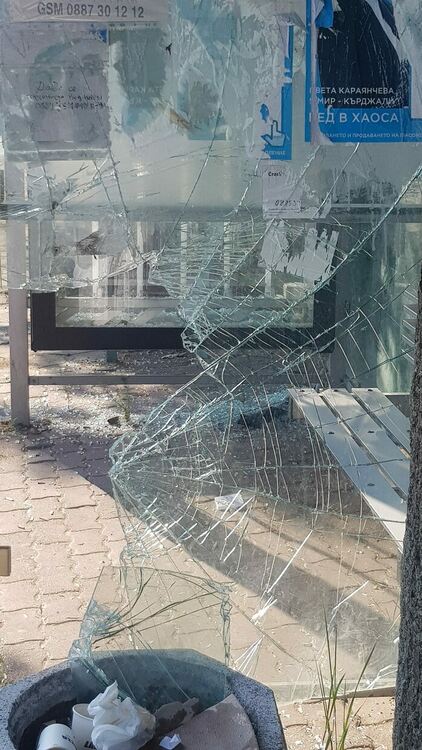 Вандалите в Кърджали посегнаха и на автобусна спирка
