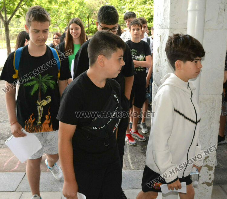 Учениците от 7 и 10 клас отново в училище за Националното външно оценяване по математика