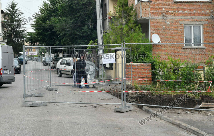 Тротоар пропадна при изкопни работи за строеж в Хасково
