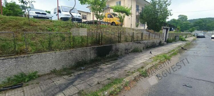 „Ауди” направи опит да „нахлуе” в офисите на Синята зона,спря го оградата /снимки/