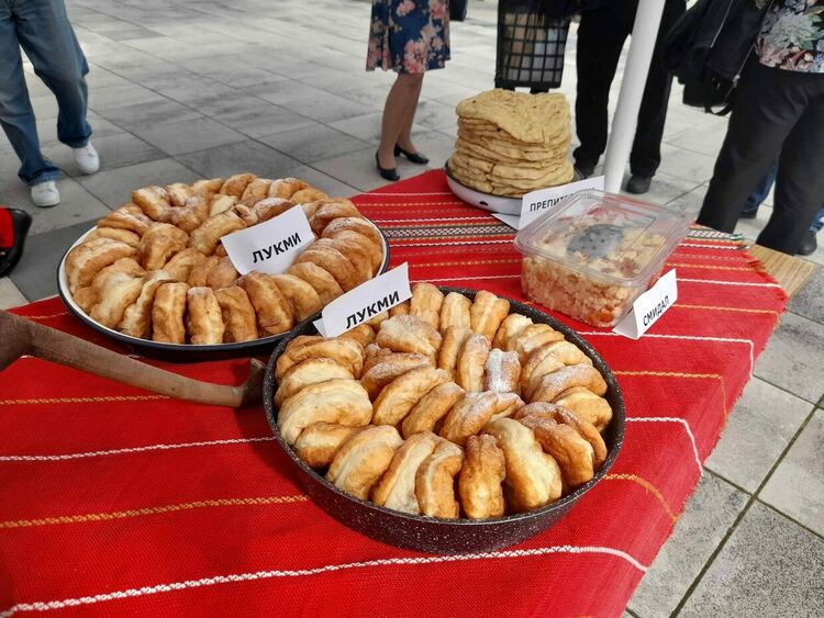 Туристи от страната и чужбина дегустираха от вкусотиите на Беден и играха хора на площада в Девин