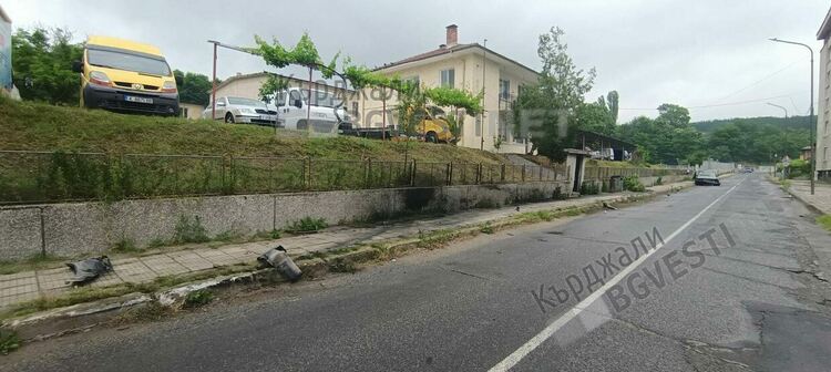 „Ауди” направи опит да „нахлуе” в офисите на Синята зона,спря го оградата /снимки/