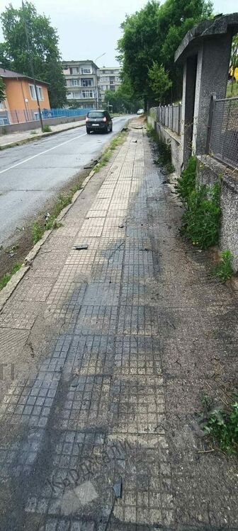 „Ауди” направи опит да „нахлуе” в офисите на Синята зона,спря го оградата /снимки/