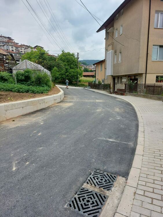 След 60 години на малка уличка в Смолян се зарадваха на асфалт