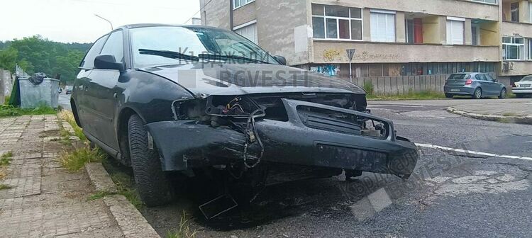 „Ауди” направи опит да „нахлуе” в офисите на Синята зона,спря го оградата /снимки/