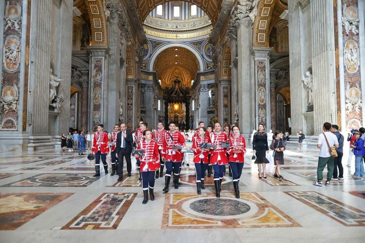 Капитанът на Първия ученически гвардейски отряд към Езиковата гимназия присъства на среща с Папската гвардия във Ватикана