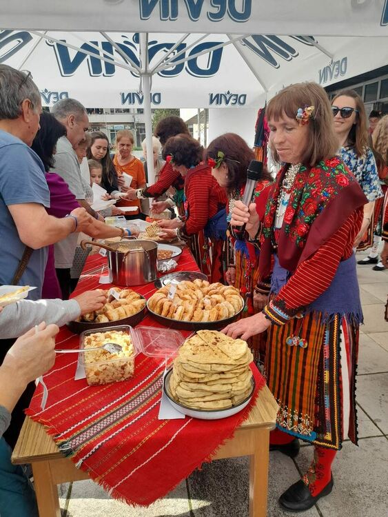 Туристи от страната и чужбина дегустираха от вкусотиите на Беден и играха хора на площада в Девин
