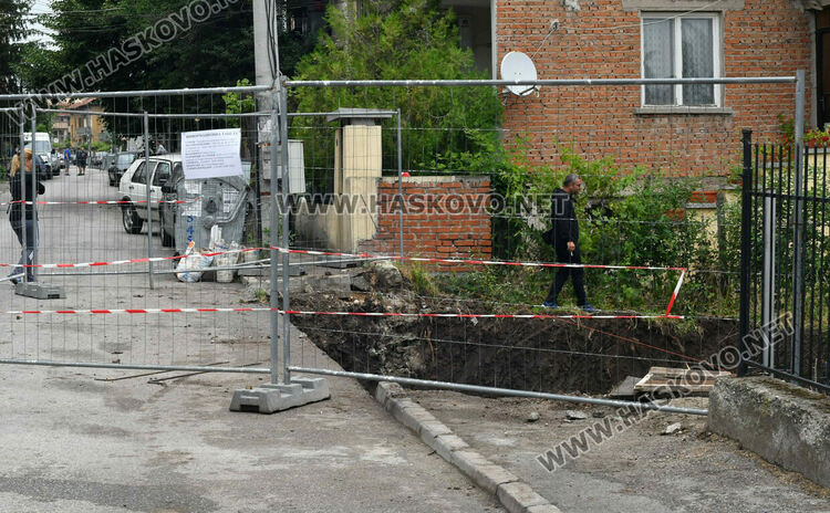 Тротоар пропадна при изкопни работи за строеж в Хасково