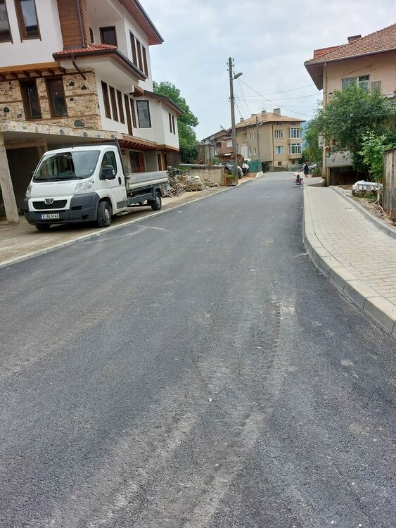 След 60 години на малка уличка в Смолян се зарадваха на асфалт