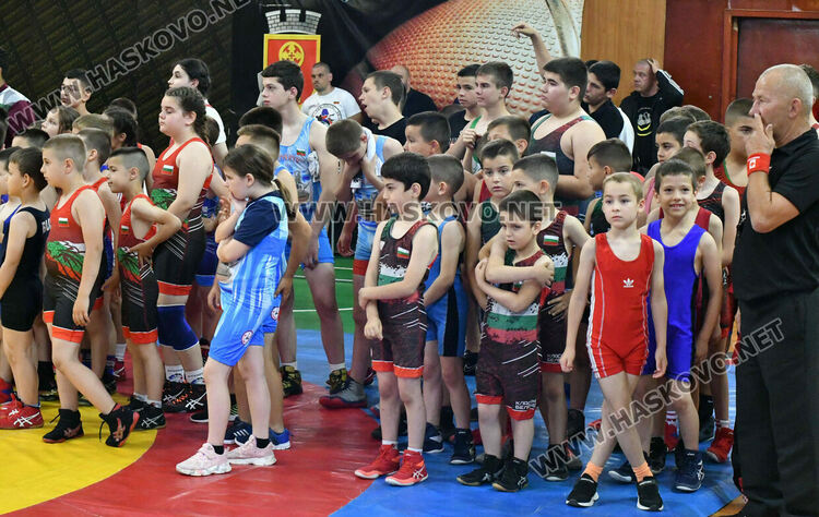 Борци от цялата страна излизат на тепиха в зала "Дружба" за "Купа Хасково"
