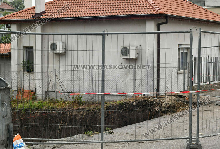 Тротоар пропадна при изкопни работи за строеж в Хасково