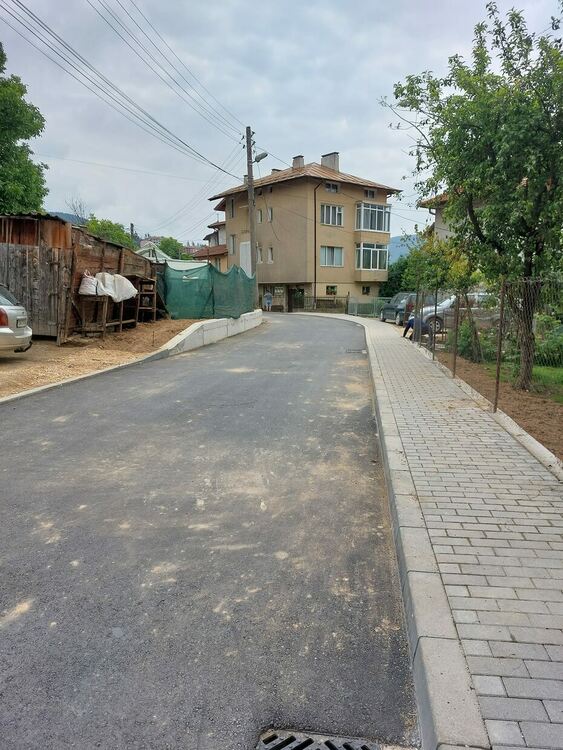 След 60 години на малка уличка в Смолян се зарадваха на асфалт