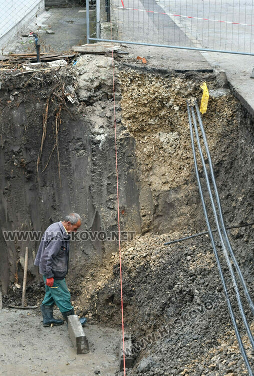 Тротоар пропадна при изкопни работи за строеж в Хасково