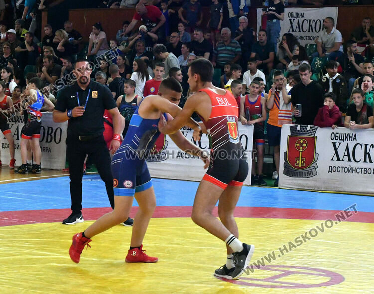 Борци от цялата страна излизат на тепиха в зала "Дружба" за "Купа Хасково"