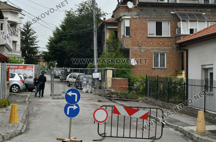 Тротоар пропадна при изкопни работи за строеж в Хасково