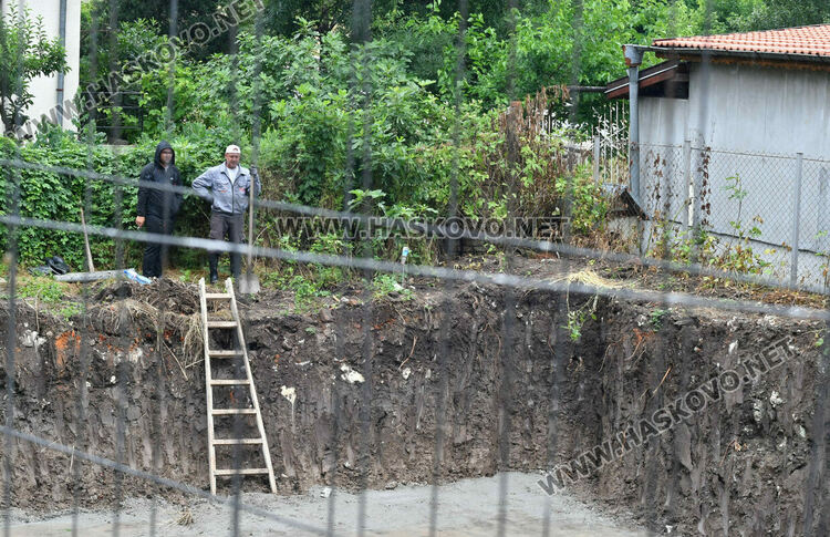 Тротоар пропадна при изкопни работи за строеж в Хасково