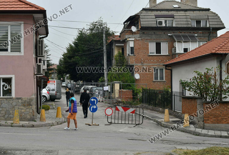 Тротоар пропадна при изкопни работи за строеж в Хасково