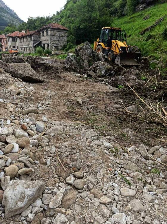 Стартира възстановяването на поредната подпорна стена в Триград 