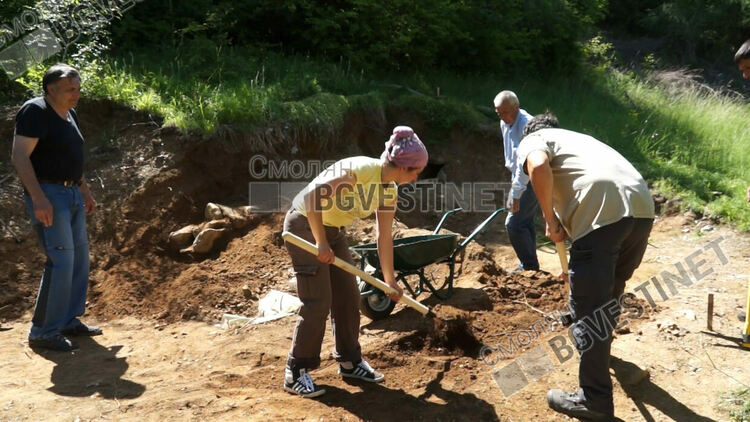 Общо седем гроба проучиха археолозите в средновековния некропол край Неделино