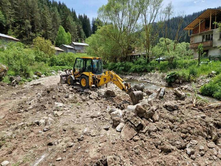 Стартира възстановяването на поредната подпорна стена в Триград 