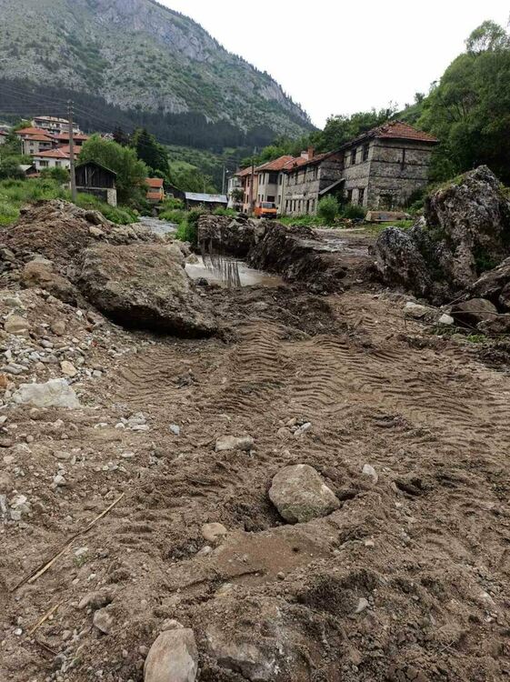 Стартира възстановяването на поредната подпорна стена в Триград 