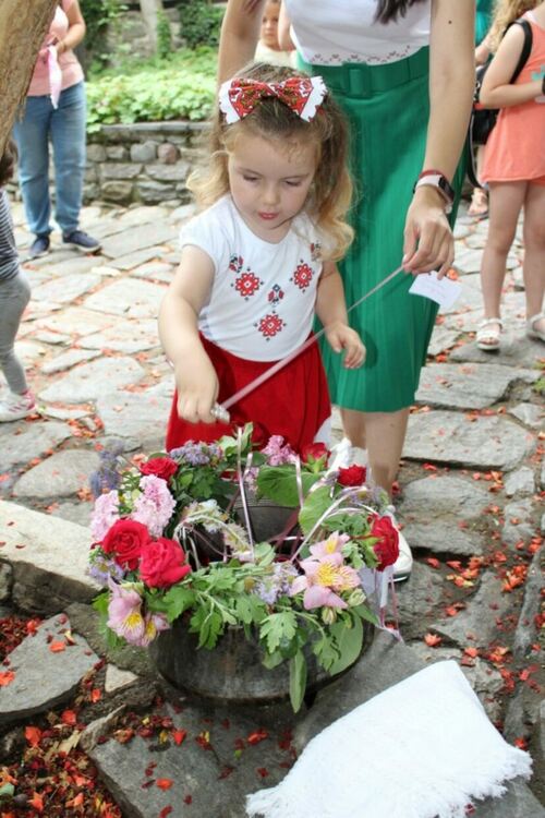 Малки моми в булчини премени ще озарят Асеновград на Еньовден