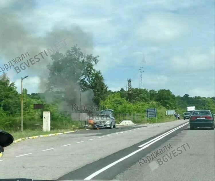 МВР потвърди:"Мерцедес" горя до КПП "Чилик"