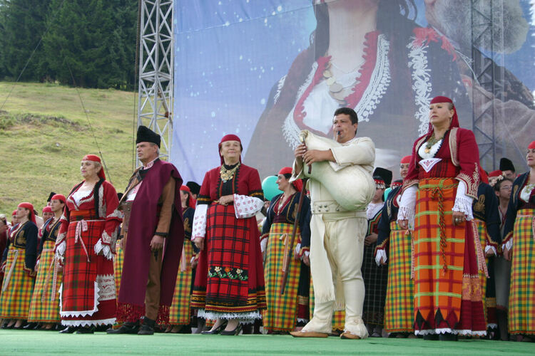 Изложба за Роженските събори е експонирана в КДК