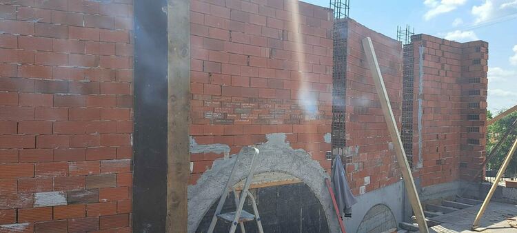 Продължава даренията за „Св.Иван Рилски„. Вградиха тухли с имената на благодетели в стената на храма