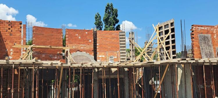 Продължава даренията за „Св.Иван Рилски„. Вградиха тухли с имената на благодетели в стената на храма