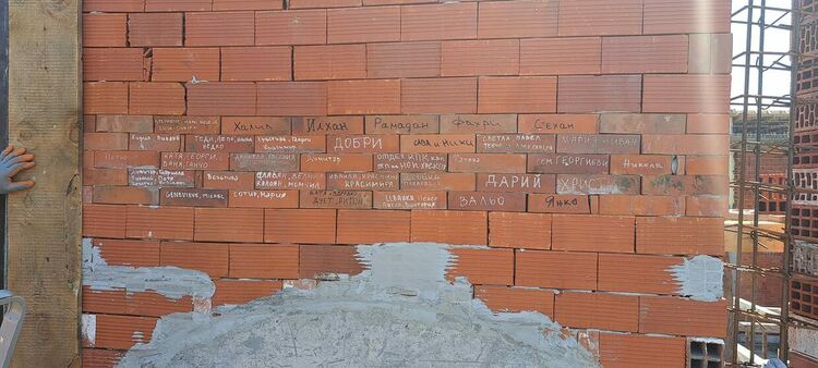 Имената на благодетелите са вече част от градежа