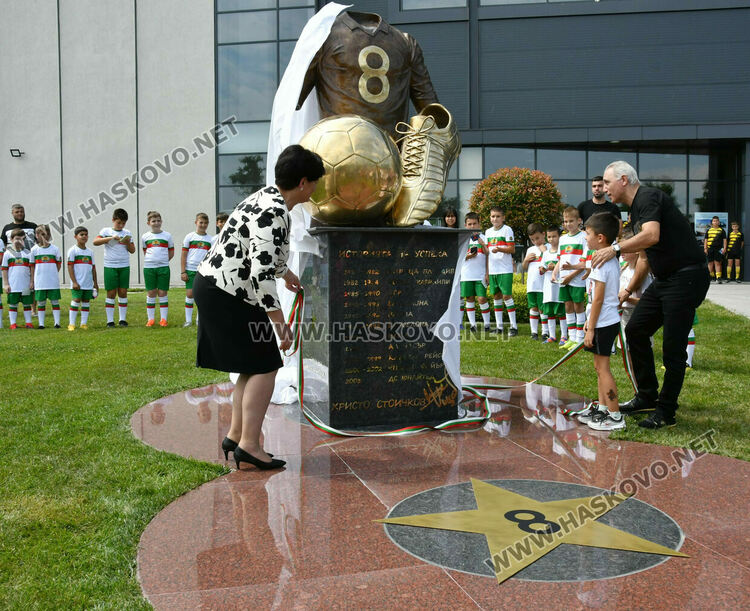 Отпечатък от левия крак на Стоичков и пластика, посветена на големия футболист, ознаменуваха 100 -годишнината на ФК “Хеброс“