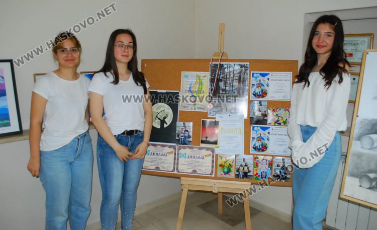 Гимназията по туризъм показа изложба с рекламна графика