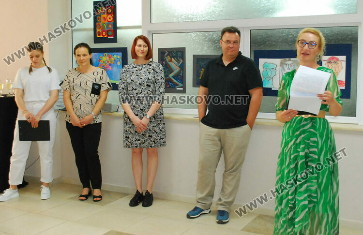 Гимназията по туризъм показа изложба с рекламна графика