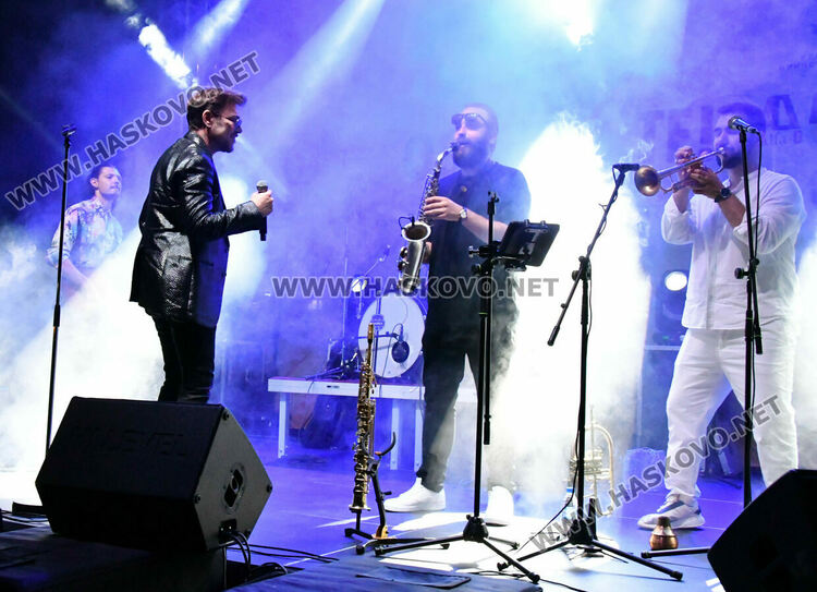 Стотици пяха и танцуваха с Innerglow и Миро пред театъра