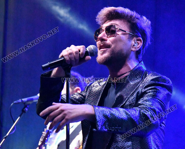 Стотици пяха и танцуваха с Innerglow и Миро пред театъра