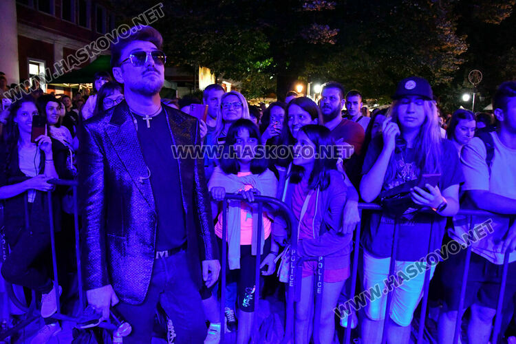 Стотици пяха и танцуваха с Innerglow и Миро пред театъра