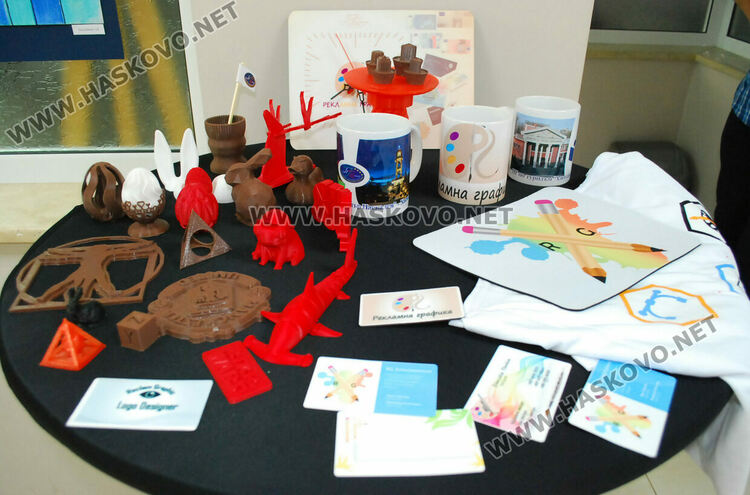 Гимназията по туризъм показа изложба с рекламна графика